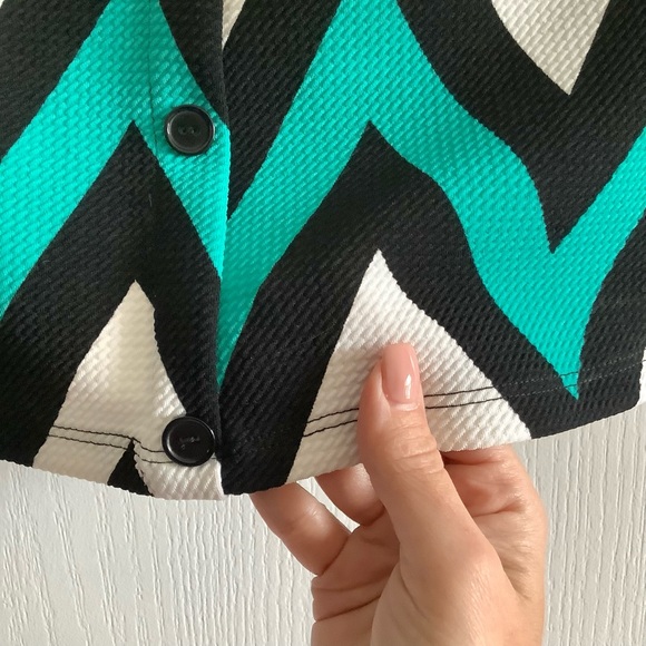 SARAH LA JUNIORS COLD SHOULDER TOP - GREEN, BLACK & WHITE - SIZE L - Picture 3 of 4